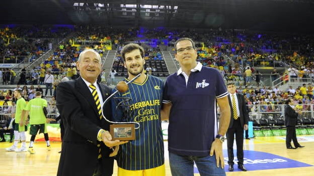 Todos los honores para Tomás Bellas