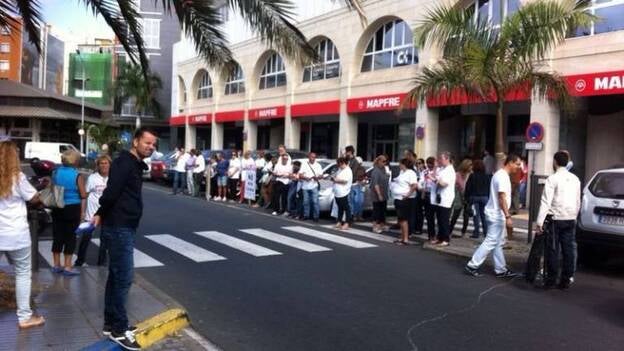 Las víctimas de Spanair protestan a las puertas de Mapfre