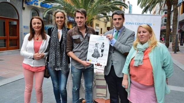 Santa Catalina se baña de tradición y cultura popular por el Día de Canarias