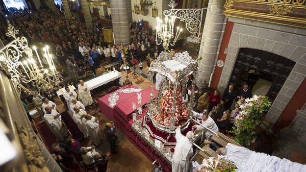 La Virgen del Pino baja del camarín