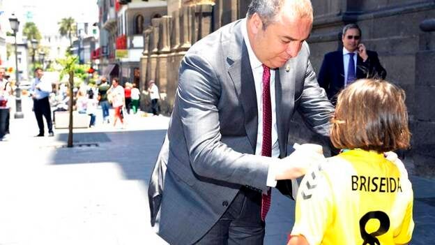 La UD visita a la Virgen del Pino en la catedral de Las Palmas