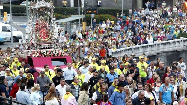 Más de 50.000 personas despiden a la Virgen del Pino en su recorrido de vuelta la Basílica de Teror
