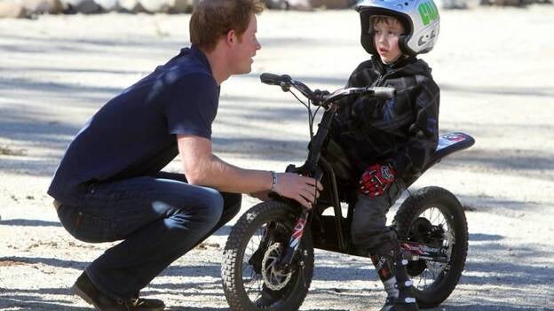 Harry disfruta con los 'peques' de las motos