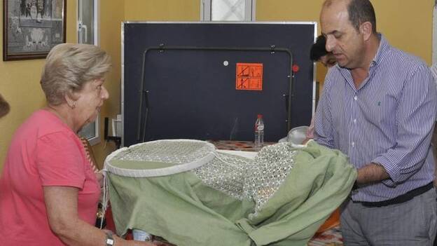 Cardona visita el barrio de Schamann