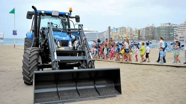 La playa de Los Muellitos, con 16.000 toneladas de arena