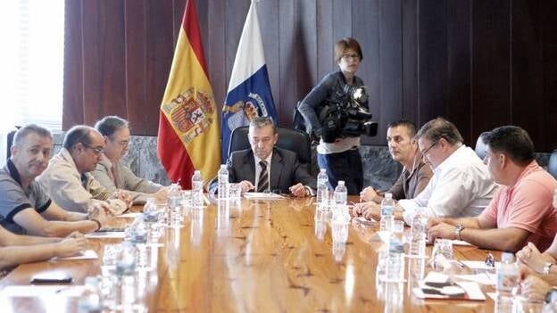 El Gobierno canario y sindicatos se alían contra la venta de los aeropuertos