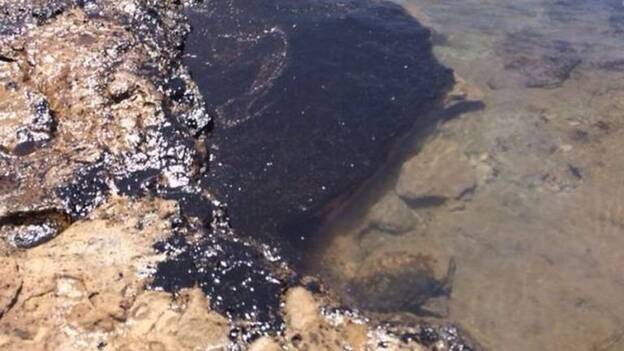Un vertido de combustible mancha la playa de El Cabrón