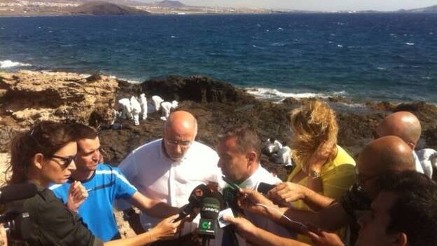 Rivero se traslada a la playa de El Cabrón, en Gran Canaria, afectada por un vertido