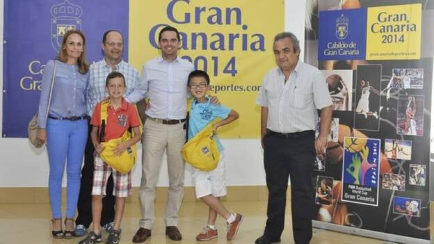 Lucas Bravo de Laguna recibe a Rui Lin y Raúl Pérez, medallas de plata y bronce en el nacional sub 10