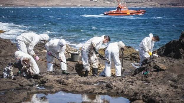 El vertido de Gran Canaria abarca 800 metros, pero no ha dañado los fondos