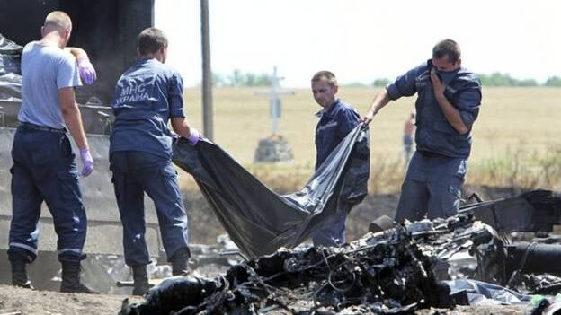 Los cuerpos de las víctimas del vuelo MH17 llegan a una zona controlada por el Gobierno ucraniano