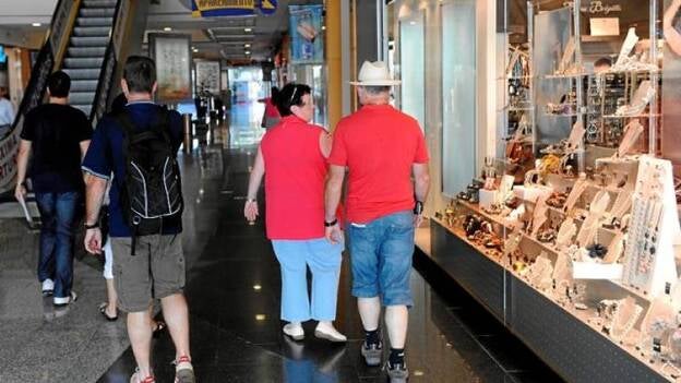 La libertad horaria a los centros comerciales solivianta a las pymes