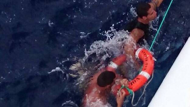 Rescatados por un ferry de Armas los dos tripulantes de un pesquero