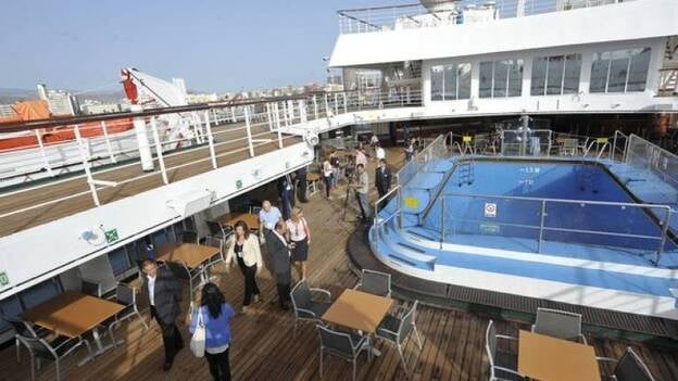 El Barco por la Paz de paso por el puerto capitalino