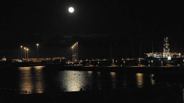 Una Luna gigante en la capital