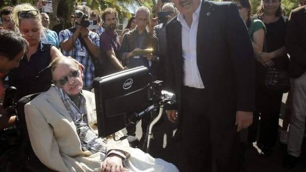 Hawking analiza el trabajo del IAC sobre los agujeros negros y el proyecto 'Quijote'