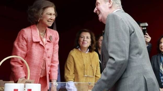 Don Juan Carlos, con la reina Letizia y doña Sofía en el Día de la Banderita