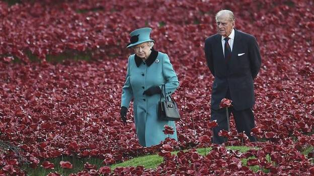 Isabel II pasea por las 'Poppies' de Londres