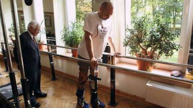 Vuelve a caminar un hombre con parálisis gracias a un tratamiento pionero