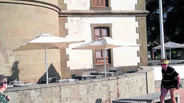 El concesionario de la terraza retira mesas y sillas del Faro
