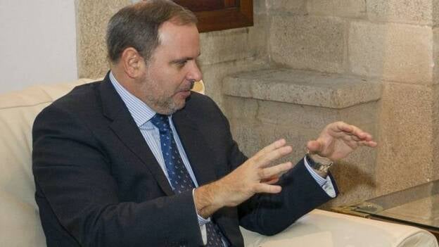 Piden a Monago que explique sus 32 viajes a Canarias como senador
