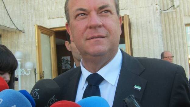Monago asegura que hizo 16 viajes oficiales a Canarias y se pagó 22 privados