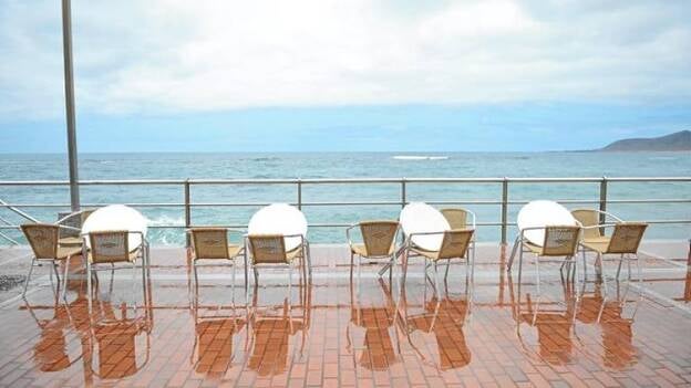 Costas exige la retirada de terrazas de Las Canteras