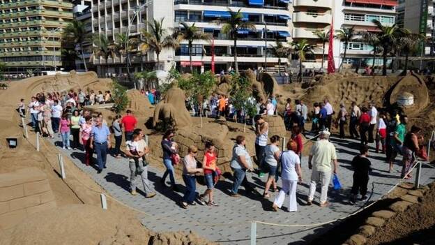 Arrancan los trabajos en el belén de arena de la playa de Las Canteras