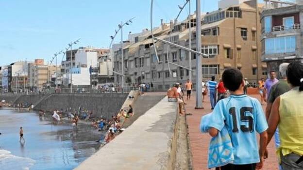 Costas tendrá que decidir si retira farolas de Las Canteras