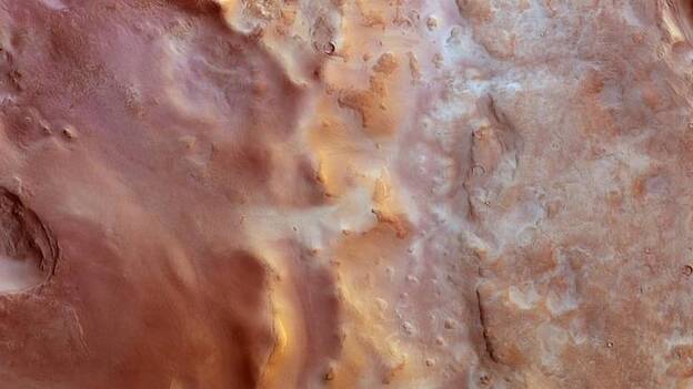 La ESA capta un resplandor dorado en la Llanura de Hellas de Marte