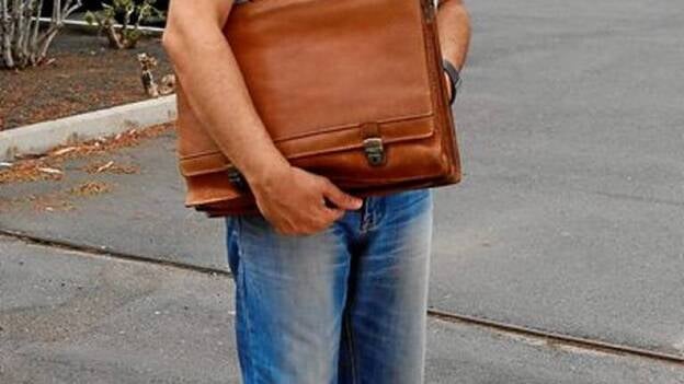 Educación despide al docente de religión gay que se casó