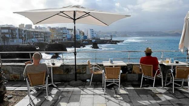 La retirada de terrazas en Las Canteras, pendiente