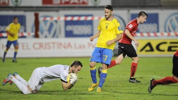 Héctor no quiere salir y el club no dará la baja a nadie por petición de Herrera