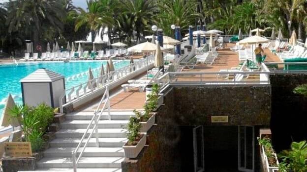 La huelga del Riu Oasis provoca la salida de turistas