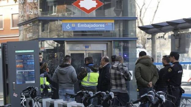 Muere un policía arrollado por un tren tras ser empujado por un hombre al que estaba identificando