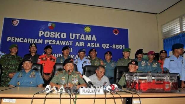 El avión de AirAsia "sufrió una explosión" antes de estrellarse en el mar