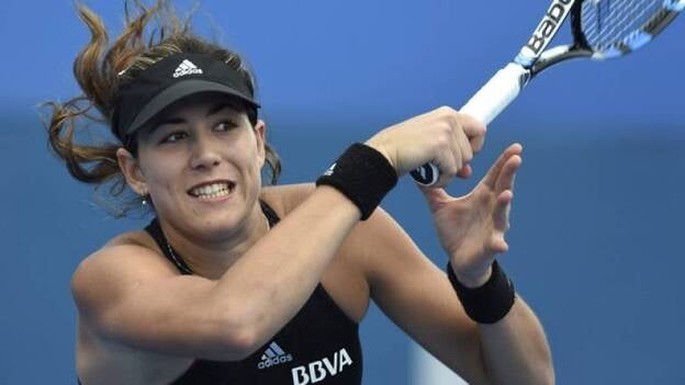 Garbiñe Muguruza sorprende a Radwanska y acompañará a Carla Suárez en cuartos