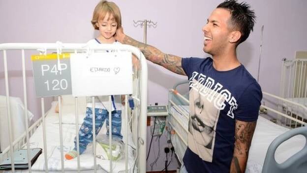 La plantilla visita a los pequeños del Materno