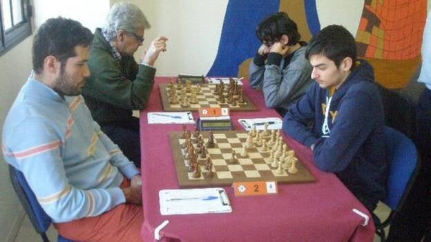 El Vecindario frena al líder