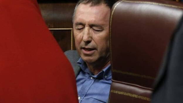 Se interrumpe el debate por un mareo del diputado Joan Baldoví