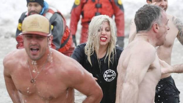 Lady Gaga se zambullen en las heladas de Michigan