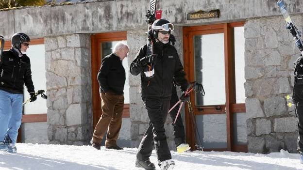 Felipe VI esquía en las pistas de Baqueira