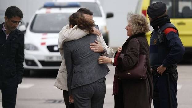 Drama y dolor de los familiares y amigos en El Prat