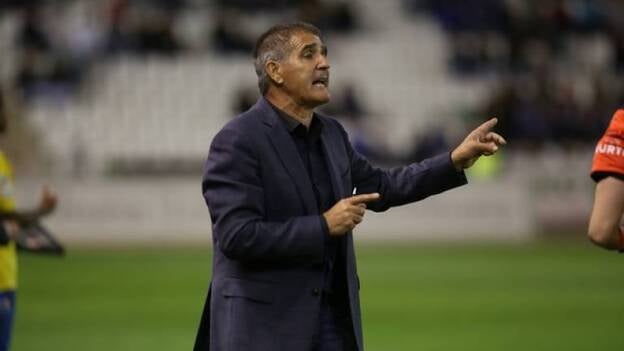 Paco Herrera: «Jugamos a empujones»