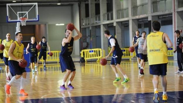 Aíto celebra la buena racha de sus jugadores con dos días de descanso