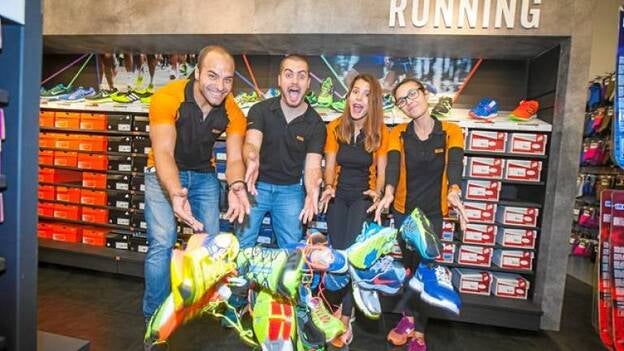 Sport Zone da ejemplo sobre el asfalto