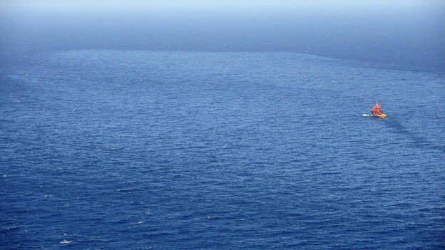 El pesquero hundido tiñe de fuel el océano