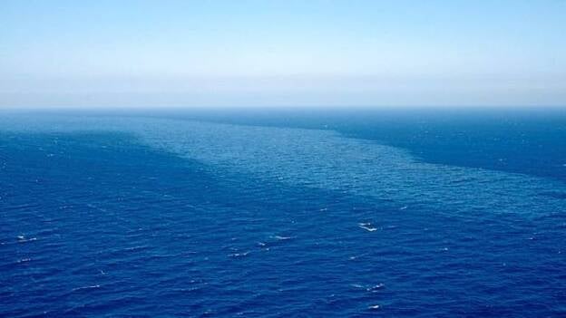 El fuel se propaga ya por 46 kilómetros