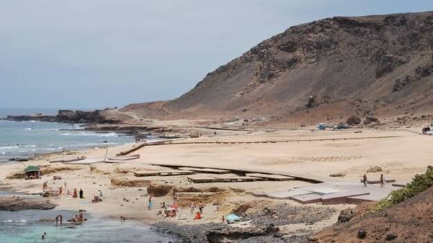 Canarias consigue 46 banderas azules para las playas de puertos