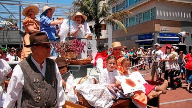 La ciudad festeja el Día de Canarias en sus 5 distritos
